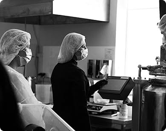 Команда провідних хіміків та технологів, які створюють унікальні формули для вашого мистецтва.